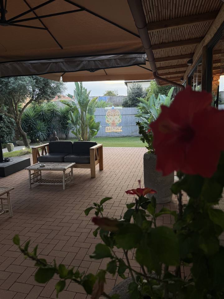 Aperitivo aziendale in giardino, sotto le pergole di paglia