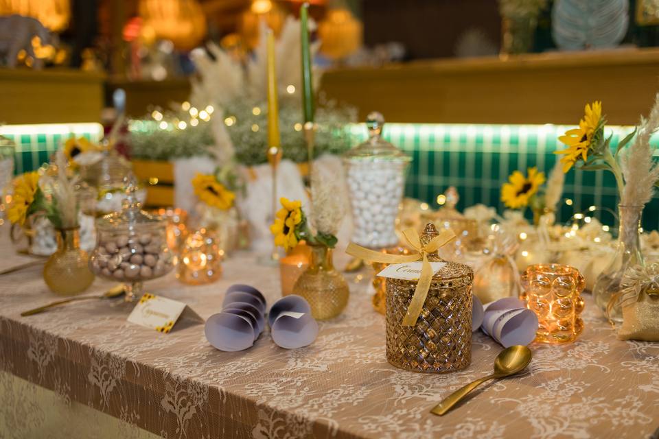 Festa di laurea con corona d'alloro e fiori rossi davanti alla sala