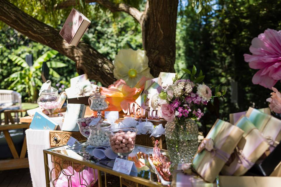Sposi seduti durante una cerimonia in giardino, tra gli ospiti